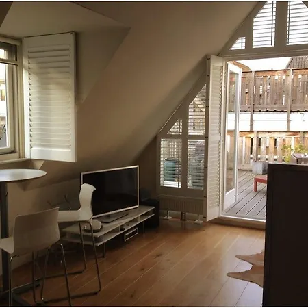 ゲストハウス On The Roof 4*